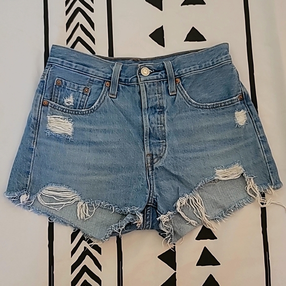 Levis 501 | High Wasted shorts | 25 Waist - Picture 1 of 4